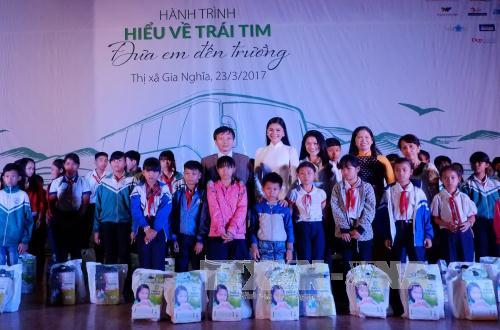 Trao 300 phần quà cho trẻ em có hoàn cảnh khó khăn tại tỉnh Đắk Nông - ảnh 1